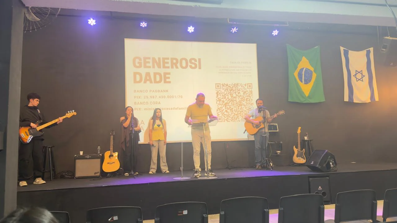 Equipe de louvor durante o culto